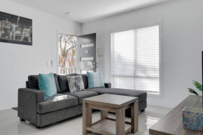 Lush Gold Coast - Cosy 2B Home